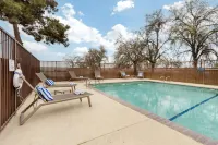 Best Western Visalia Hotel - مسبح
