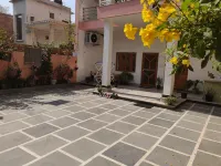 Kridha Holidays Homestay with Kitchen 스리 크리슈나 잔마스탄 템플, 마투라 주변 호텔