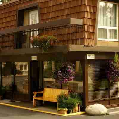 Tonquin Inn Hotel Exterior
