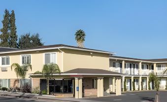 Econo Lodge Inn & Suites