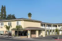 Super 8 by Wyndham Phoenix West