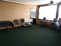 Econo Lodge Inn & Suites