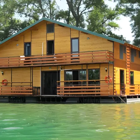 San Art Floating Hostel & Apartments