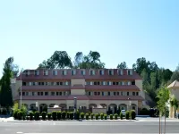 Yosemite Sierra Inn Hotels in Oakhurst