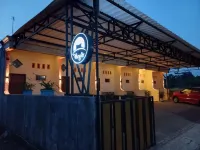 Angler Family Guest House Hotéis em Blitar Regency