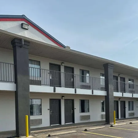 Super 8 by Wyndham Monroe