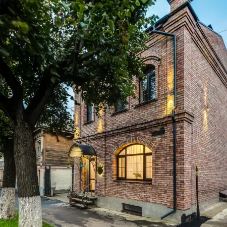 Zamok na Nikolskoy Gostevoy Dom