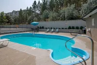 Travelodge by Wyndham Kamloops Mountview - piscina