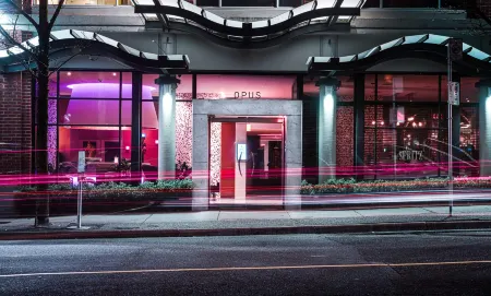 Opus Vancouver Отели рядом с достопримечательностью «Maple Tree Square»