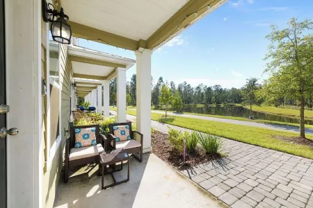 Peaceful Pondside Townhouse -Work from Home Ready! Отели в г. Юли