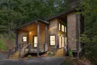 New Luxe Treetop Cabin  Hot tub  Near DT Hotels in Blue Ridge