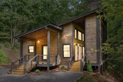 New Luxe Treetop Cabin  Hot tub  Near DT