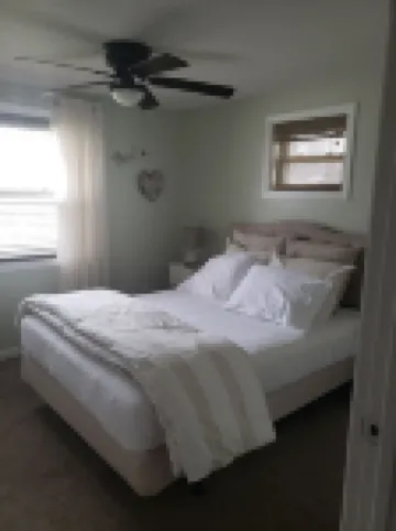 Keys cottage -walk to the strip,Private lot, 2bdr 3rd guestroom detached.Spire