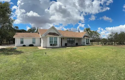 Cozy Modern 2/2 Farmhouse Near Waco Hotels near Lake Shore Baptist Church