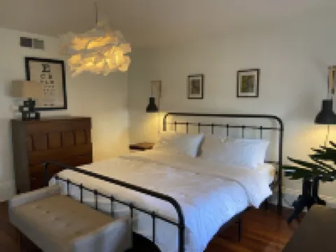 Stylish Apartment walk to Forsyth Park King Bed