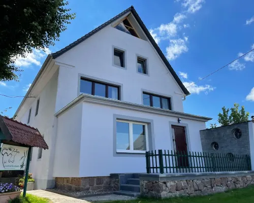 High-quality vacation apartment in a farmhouse - central location between city and nature Hotels in Freital