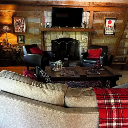 Log Cabin owned by Johnny Cash approx. 30 mins to downtown Nashville. Sleeps 6