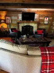 Log Cabin owned by Johnny Cash approx. 30 mins to downtown Nashville. Sleeps 6