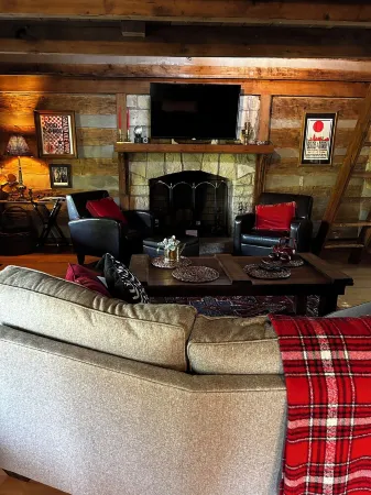 Log Cabin owned by Johnny Cash approx. 30 mins to downtown Nashville. Sleeps 6