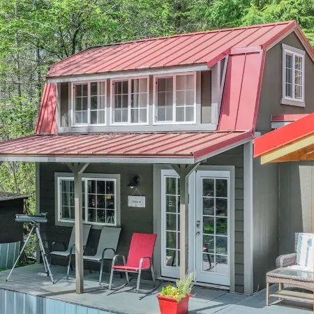 Tiny Home A, just steps from Mt. Rainer Nat. Park w/firepit.