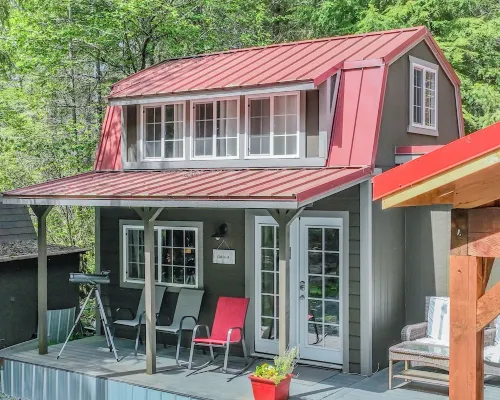 Tiny Home A, just steps from Mt. Rainer Nat. Park w/firepit. Hotels in Ashford