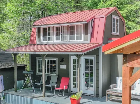 Tiny Home A, just steps from Mt. Rainer Nat. Park w/firepit.
