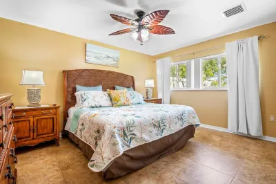 Naples Retreat, Game Room + Pool, Table & Darts, Fenced Yard, Pet Friendly 임페리얼 스퀘어 쇼핑센터 주변 호텔