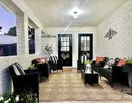 Newly Renovated Charming 3-bedroom house in Marksville - Sleeps 10 Hotels in Marksville