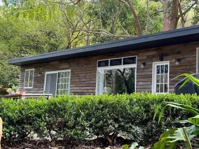 Stunning Tiny House- 5 minutes to Avoca Beach & Amenities Hôtels à proximité de : Central Coast Leagues Club