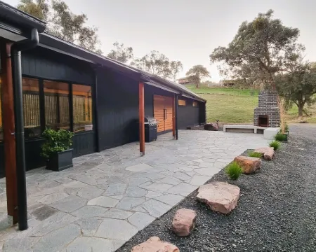 Superb 3 bedroom villa overlooking dam and close to lake. 曼斯菲爾德酒店