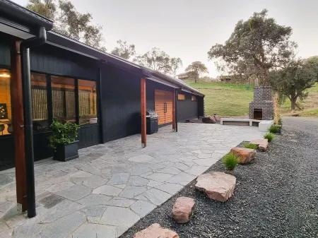 Superb 3 bedroom villa overlooking dam and close to lake. Отели рядом с достопримечательностью «Mansfield Mt.Buller Bus Lines»