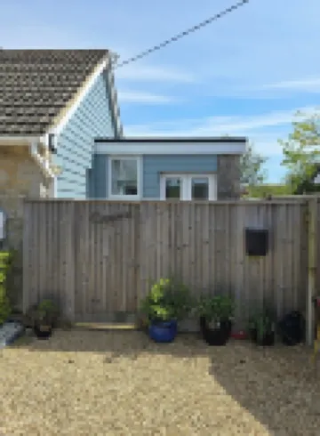 Coppice, Entire 1 bedroom annex, pet friendly. EV Charger. Hotels in Barton on Sea