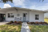 Waterfront Escape 4 Bedroom 2 Bath. A short drive to public Beach Pool  launch Hotels near Bowland