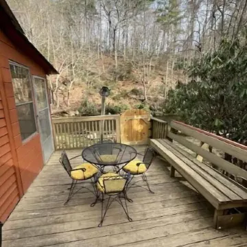 Cozy creek side cabin.  Pet Friendly.   Single Story, with ramp at entry