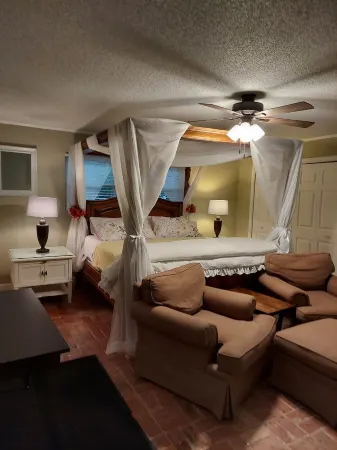 HotTub/Fish/RIVER FRONT/DOGS/SUMMER POOL.RIGHT BY GULF AND BEACHES. BRING BOAT!