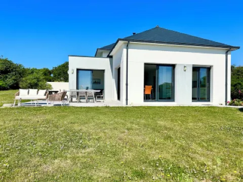 130m2 contemporary house, sleeps 9, sea view  호텔