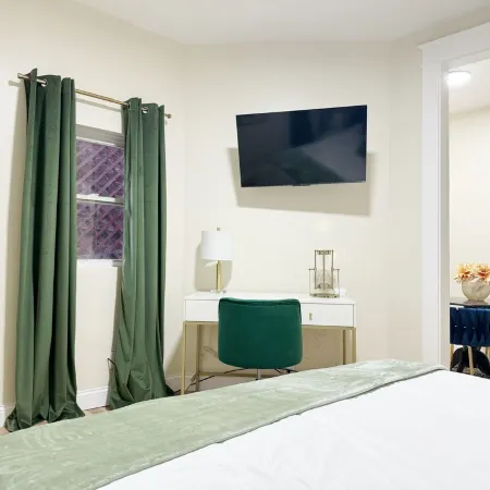 The Cardinal A / King 1BD/1BA Studio Apt
