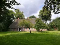 Holiday in historic thatched-roof estate from 1750 Hotel a Norderbrarup