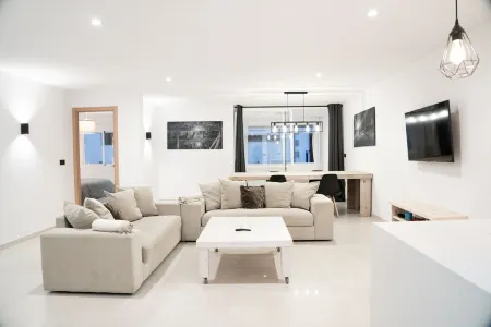 Luxurious apartment 3 min from the beach!