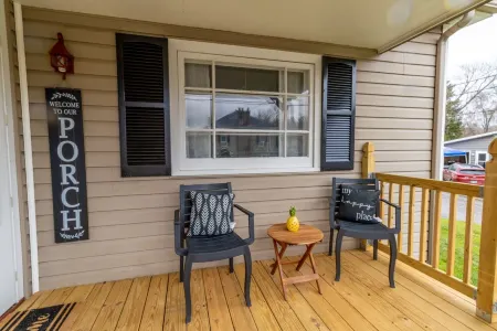 Renovated Home in Marietta, OH- close to downtown "Our Cozy Corner" Отели рядом с достопримечательностью «Больница Мариетта Мемориал»