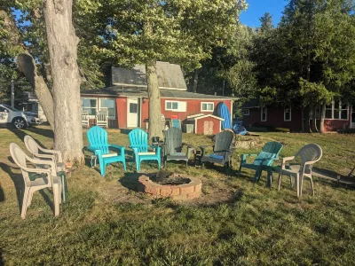 Charming 4-bedroom cottage ON Tawas Lake Pet, kid-friendly. Great Bird watching!