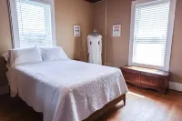 Historic 4 bedroom house with hot tub-great location