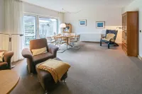 Cozy semi-detached house with fireplace and beautiful garden to relax. 할레지엘 호텔