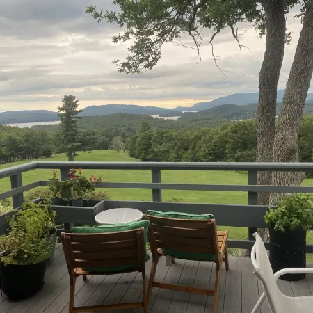 Fall Foliage! Jaw-Dropping Views. Gorgeous 4-Bed by Hiking Trails + the Lake