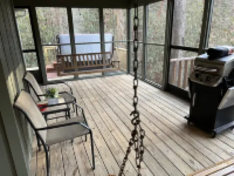 5 minutes to Helen center, hot tub, on creek with waterfall’