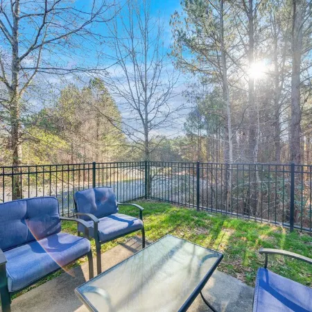 Stylish Luxe One-Level Twnh Steps from Neuse Trail Отели рядом с достопримечательностью «Торговый центр Triangle Town Center»