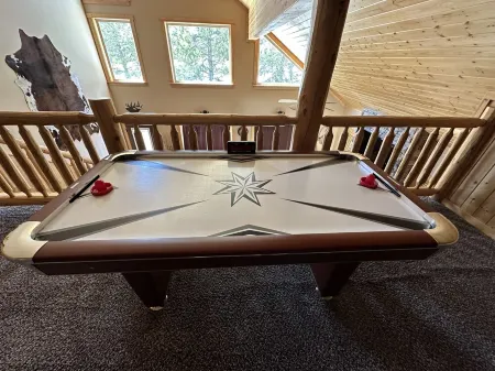 Luxury Island Park Cabin - 20 miles from Yellowstone Entrance