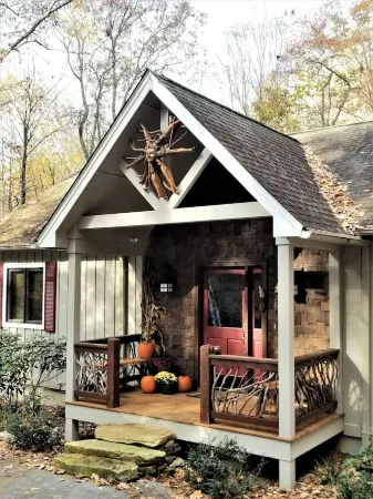 Cozy Creekside Cottage - RELAX by the Creek