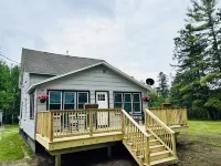 --Stunning Remodel-- HOT TUB 4 -BR home, Sleeps 10. Cozy Charm Modern Comfort Hotels in Tomahawk