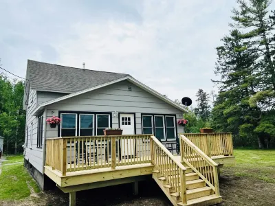 --Stunning Remodel-- HOT TUB 4 -BR home, Sleeps 10. Cozy Charm Modern Comfort